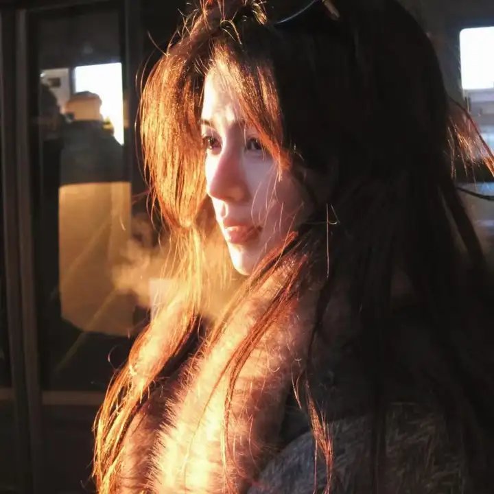 坐在酒吧里吃蛋糕 海报